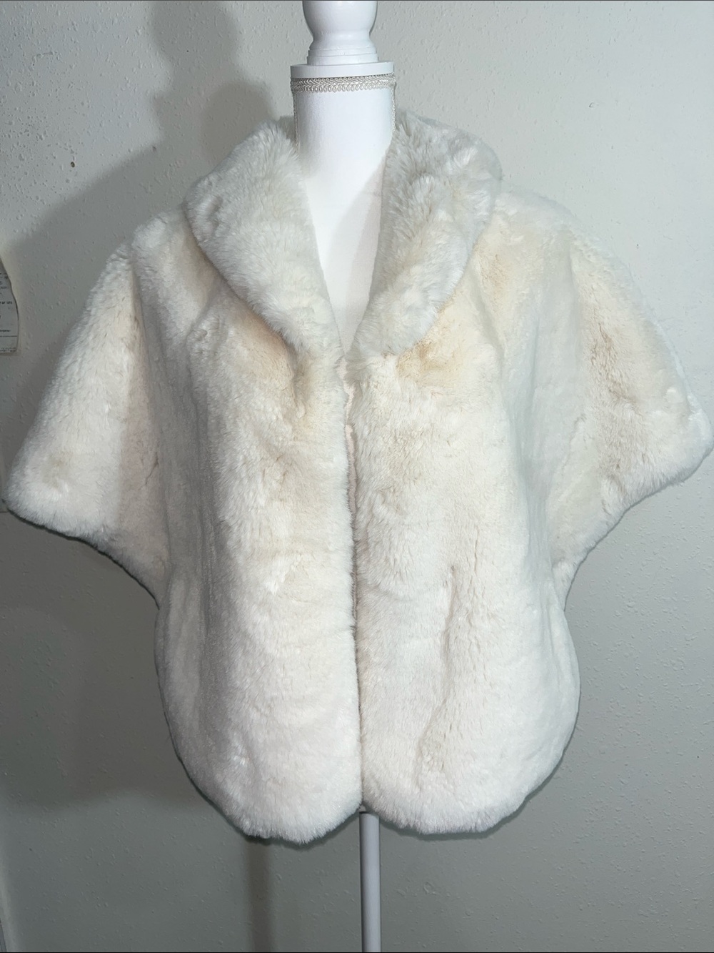 La Fiorentina Ivory White Faux Fur Bridal Capelet Shawl Shrug OS